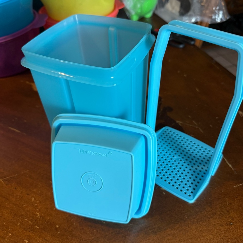 Tupperware Pick A Deli 2 Liter - Picture 1 of 4